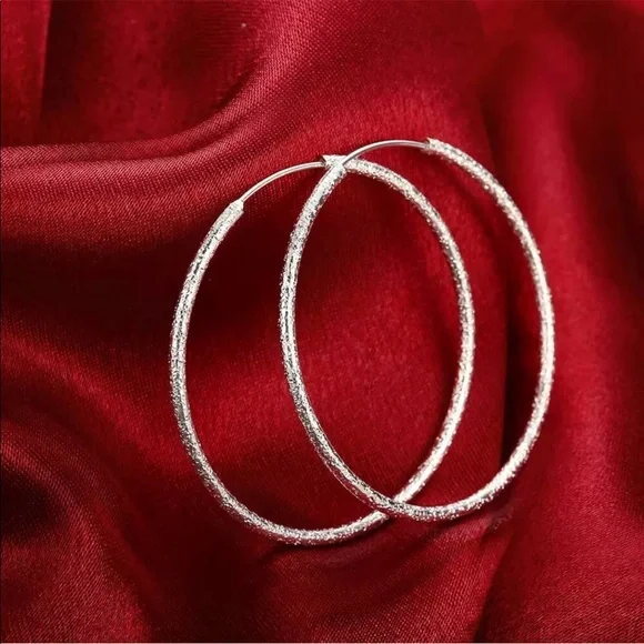 💖 Silver Endless Diamond Cut Frosted Hoop Earrings NEW - Picture 2 of 5